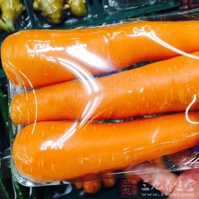 将胡萝卜切成碎末可以使营养元素和食材融合的更加充分