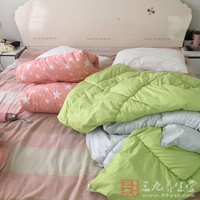 夫妻卧室床和床上用品的颜色可以用今年的幸运颜色