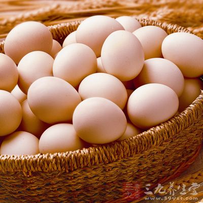 如果经常吃生鸡蛋，会使人因缺乏生物素