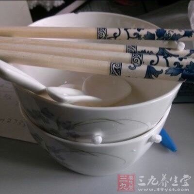 吃饭用筷子时用手指人无异于指责别人