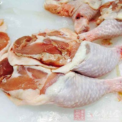 鸡肉有温中益气、补虚填精、健脾胃、活血脉、强筋骨的功效