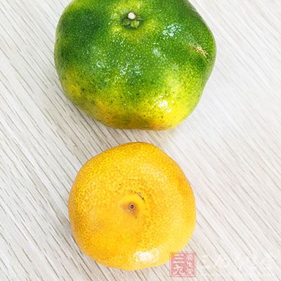 橘子、柠檬、广柑、柚子等含有大量维A、B1和C，属典型的碱性食物