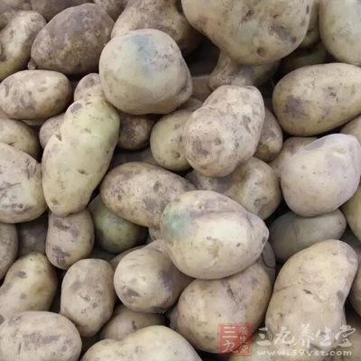 土豆含有大量淀粉以及蛋白质、B族维生素、维生素C等，能促进脾胃的消化功能