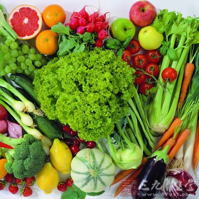 新鲜水果蔬菜富含植物纤维，对防止手术后的便秘有好处