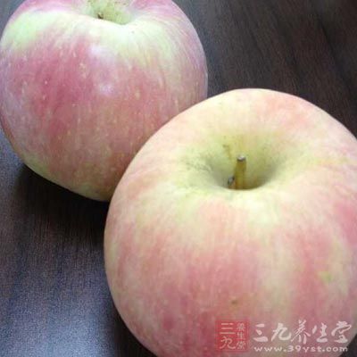 苹果中的营养成份,有利于溶解硫元素，使皮肤润滑柔嫩