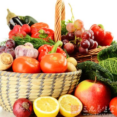 日常生活中，治疗癌症的食疗方法是指通过给癌症患者食用蔬菜来抑制癌细胞的产生