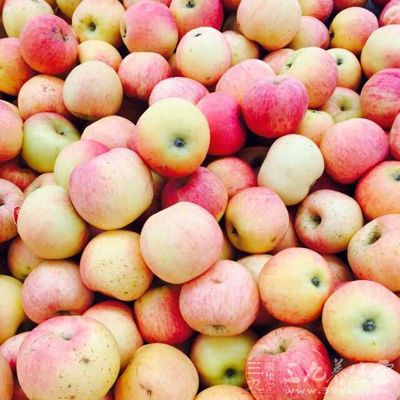 苹果含有丰富的果胶，可以加速排毒功效并降低热量吸收
