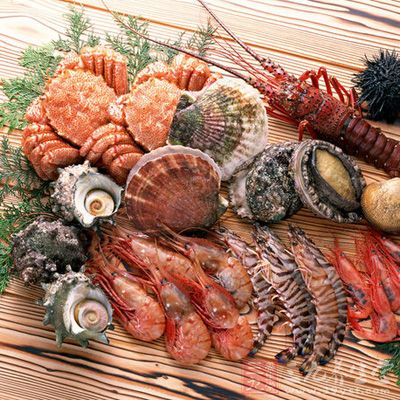 海味中的鱼、虾、藻类，含有丰富的蛋白质和钙等营养物质