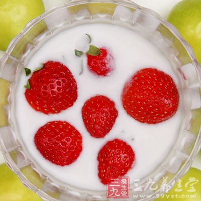 酸奶中含有益生菌，可保护肠道，避免致病细菌的产生