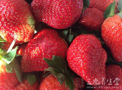 草莓营养丰富，青花素含量很高，有抗氧化的功效