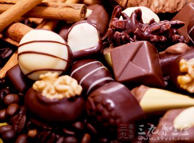 高热能食物(葡萄糖、蔗糖、巧克力等)可诱发肥胖
