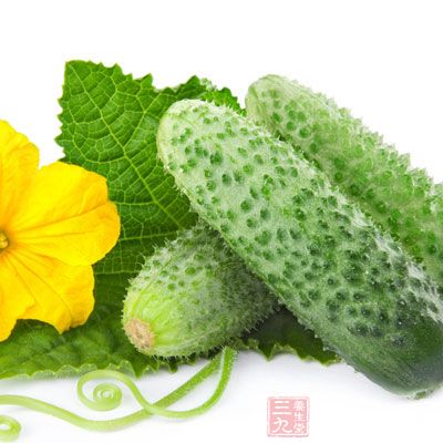 湿热体质的人夏天要多吃清热利湿的食物，例如绿豆、黄瓜等
