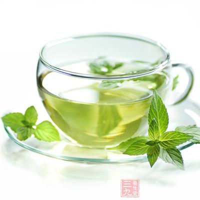 选择绿茶粉，把10克的绿茶粉放到200克酸奶中搅拌均匀后即可食用