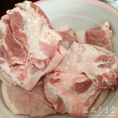 猪肉清洗的时候，不要放在热水中浸泡太长时间