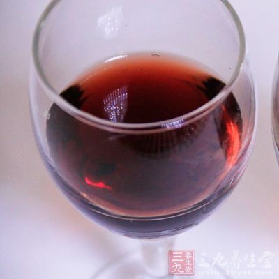 干红葡萄酒中高含量的单宁会严重破坏海鲜的味道