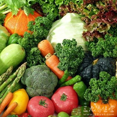 多食蔬菜、水果等清淡饮食
