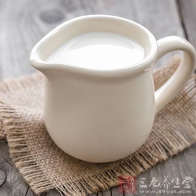 牛奶维生素AD鲜牛奶250毫升、白糖5克火腿肠火腿肠50克
