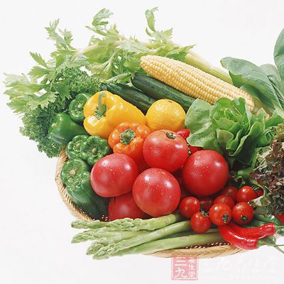 这是因为果蔬中的维生素作为辅酶能协助肝脏把人体疲劳时积存的代谢物尽快排除掉，同时蔬菜和水果为碱性食物，其代谢物能中和肌肉疲劳时产生的酸性物质，使人消除疲劳
