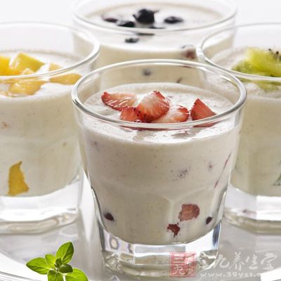 酸奶中所含有的各种营养能够有效的促进肠胃的蠕动，从而保证良好的消化性