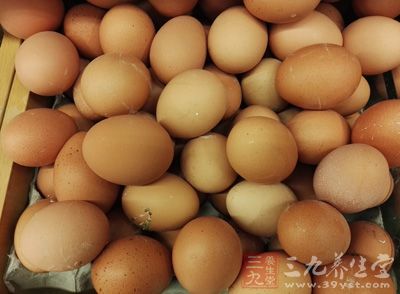 看蛋壳，新鲜的鸡蛋蛋壳上有一层霜状的物质，表面看起来没有光泽，摸起来也比较粗糙