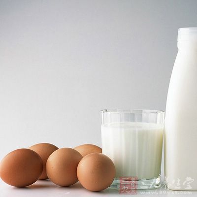 鸡蛋搭配牛奶，本来是很多人喜爱的早餐，其实它们并不适合同食