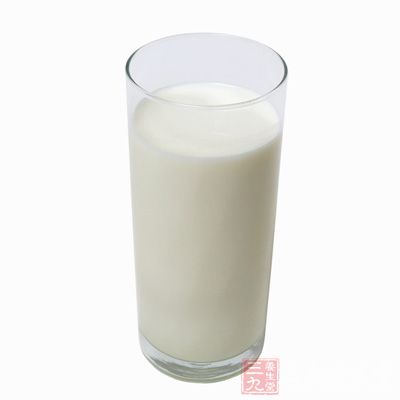牛奶可以在胃里形成一层保护膜，对胃进行保护，防止东西刺激到胃