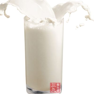 牛奶富含蛋白质，呈弱碱性，进入胃中不仅可以中和胃酸