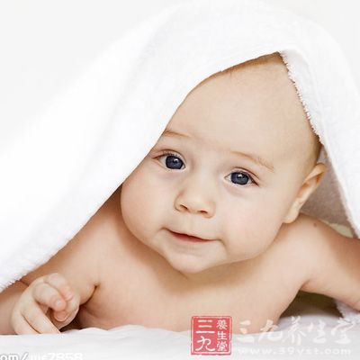 婴儿期，皮疹常在两颊发生红斑