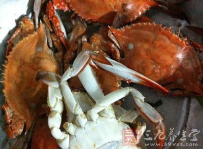 烹饪螃蟹前应该仔细清洗，里面可能含有较多的寄生虫，比如肺吸虫。
