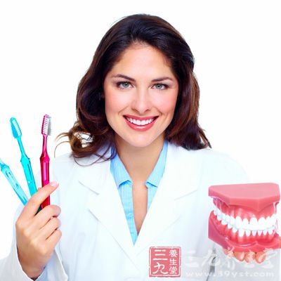 很多人由于近期工作压力突然增大，在刷牙时牙龈总是出血，并且有口臭