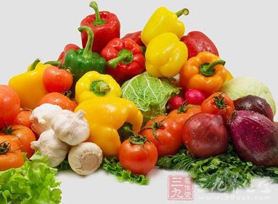 多食用一些蔬菜、水果，少吃油腻的食品，以得到更多的不饱和脂肪酸，这样就可以调理内分泌失调