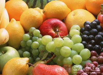 饭前半小时吃水果能够增加饱腹感，但不会影响食物的消化吸收
