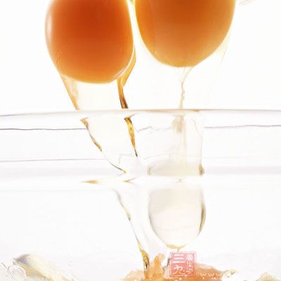 用一只鸡蛋清加等量白酒搅匀喝一口