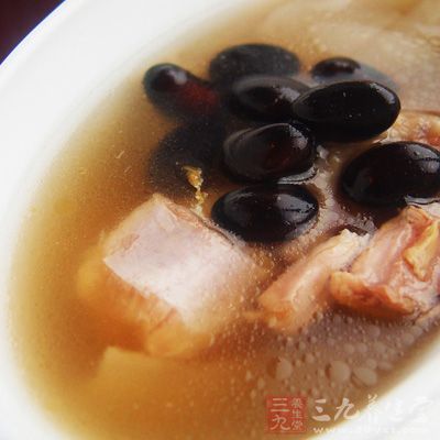 黑豆炖猪肉具有滋阴润燥作用，尤其适用于慢性肝炎恢复期食用