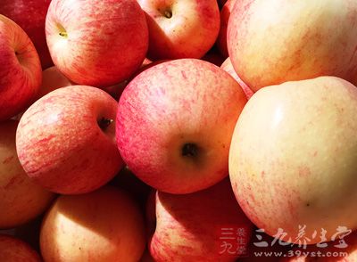 苹果含有丰富的果胶，这种可溶性膳食纤维能从人体系统中去除食品添加剂和金属残留物