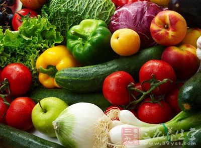 绿叶蔬菜的维生素B2含量相对较高，而且富含维生素C，多吃对缓解溃疡很好