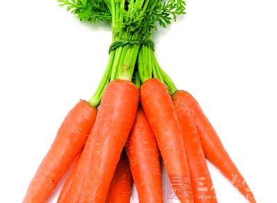 胡萝卜中含有一种叫抗坏血酸的解酵素，会破坏白萝卜中的维生素C