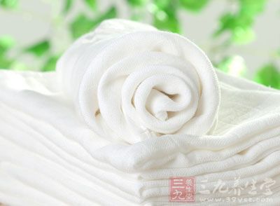 白色的斑块不易用棉棒或湿纱布擦掉