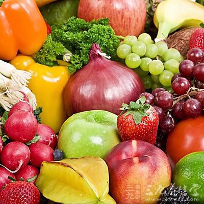多吃水果及蔬菜，这是由于水果中丰富的维生素C