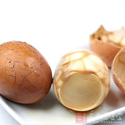 等蛋煮熟后，即可将蛋捞起并迅速浸入冷水中，蛋壳才会比较好剥