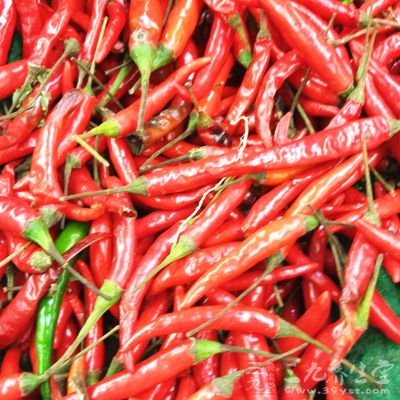 刺激性的食物像辣椒，具有散寒、开胃的作用
