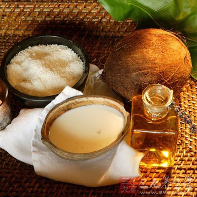 植物油里的椰子油是个例外，富含胆固醇，不宜食用