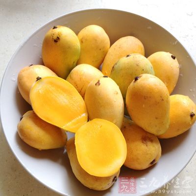 芒果中含有一些易引起人体过敏的成分，过敏体质的人接触芒果后会得芒果皮炎”