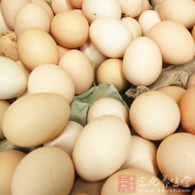 而鸡蛋中含有的营养物质可以全面的补充身体营养