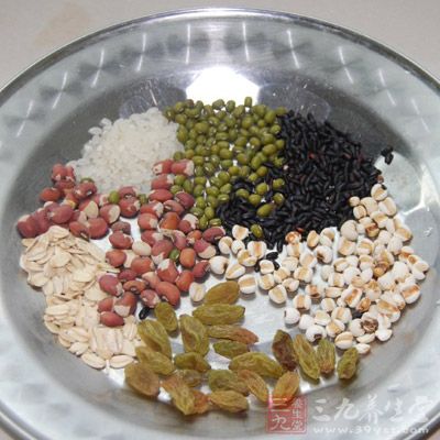 可以用干红豆薏米绿豆，用豆浆机常规打成熟浆后分两三次温服