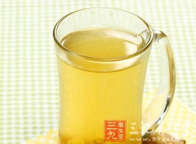 温热生姜茶或蜂蜜茶具有消炎止痒的作用