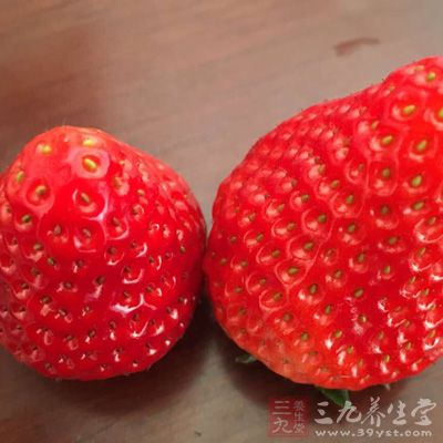 草莓中所含的胡萝卜素是合成维生素A的重要物质，具有明目养肝作用
