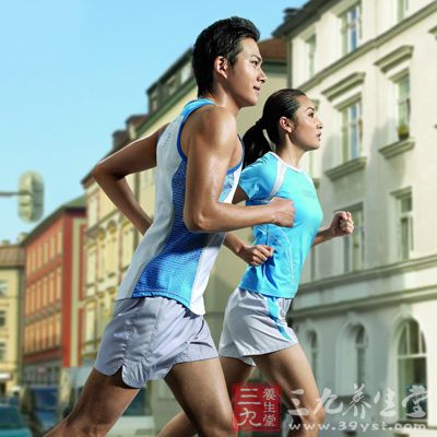 每天晨起后，到室外慢跑10-20分钟，能增强体质，提高身体御寒能力，防止着凉感冒