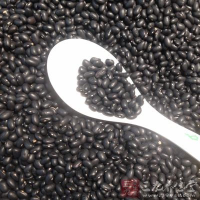在黑豆中含有8种的氨基酸、19种油酸