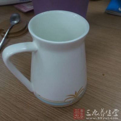 陶瓷杯还有一种就是无彩釉的，这种杯子用来喝水比较健康